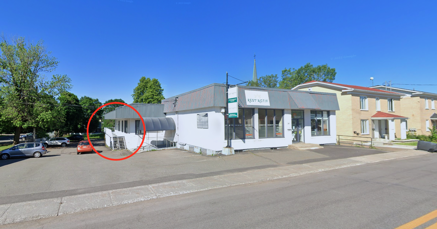 La porte pour entré est situé où le cercle rouge.