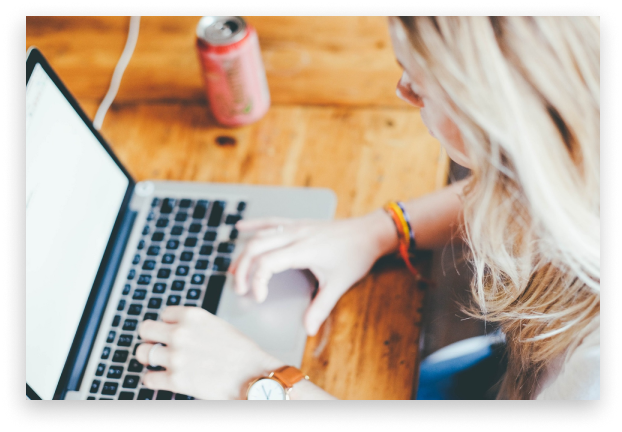 femme prenant un rendez-vous